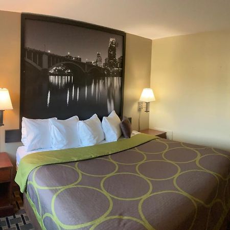 Super 8 By Wyndham Chisago City Экстерьер фото